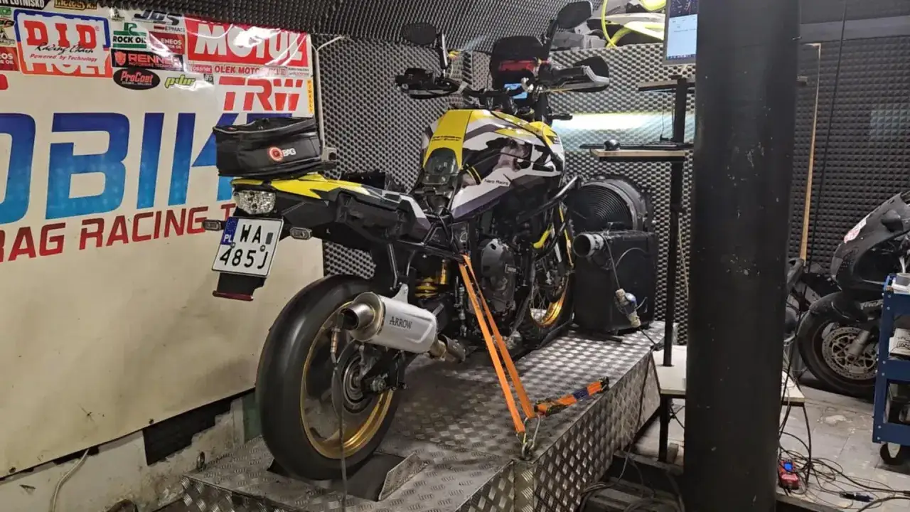 Żółto-czarne konie mechaniczne na hamowni, gotowe do testów.