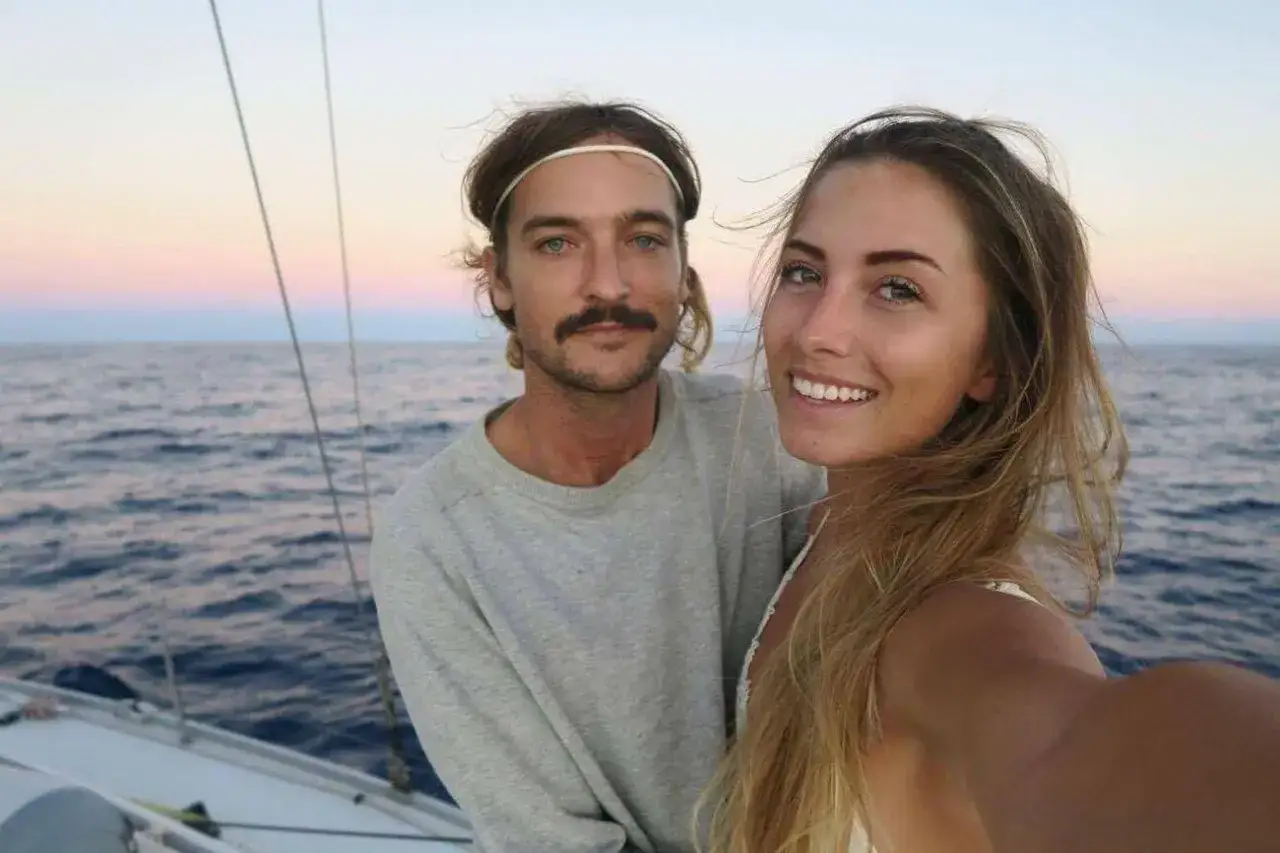 Ein Paar genießt den Sonnenuntergang beim Segeln auf der La Vagabonde.