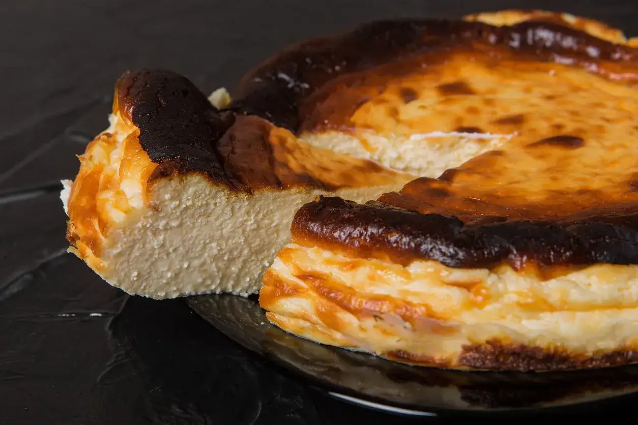 Sernik z opadniętym środkiem, z przypaloną skórką, wygląda apetycznie. Czy to przez temperaturę pieczenia, dlaczego sernik opada?