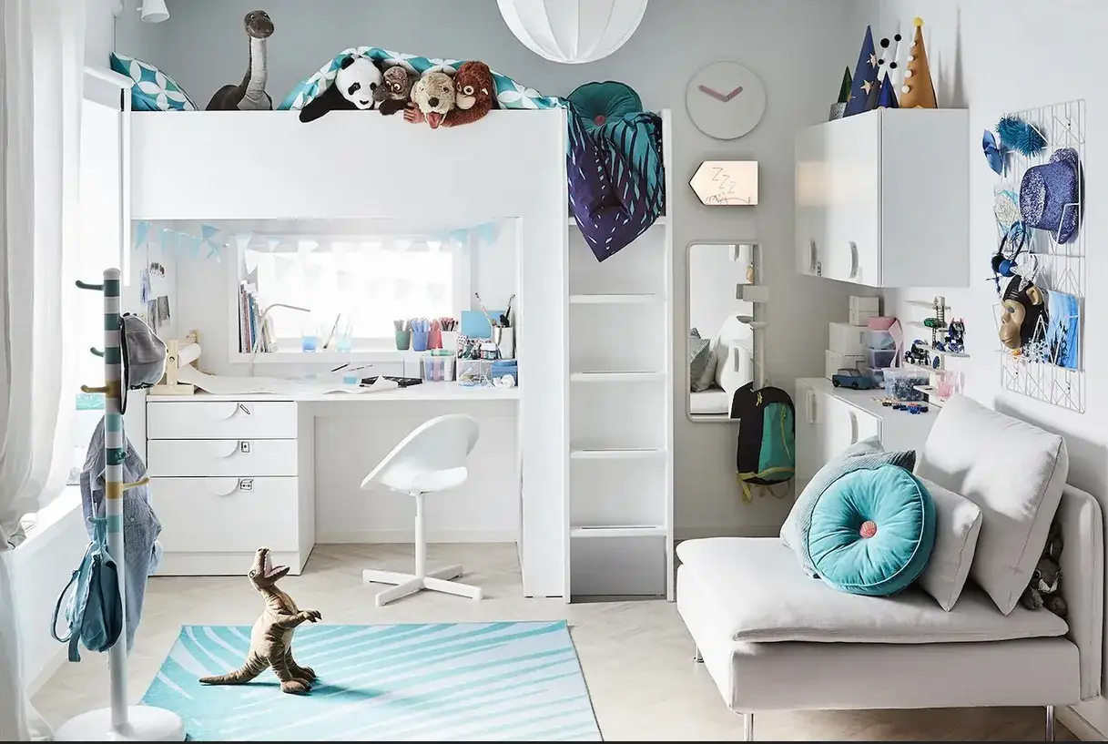 Mały pokój dziecięcy inspiracje: łóżko piętrowe, biurko, sofa, pluszaki i dinozaur tworzą przytulną przestrzeń do zabawy i nauki.