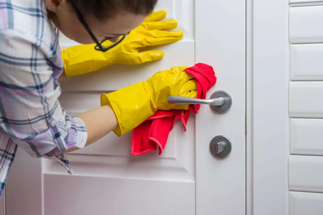 Odmień drzwi! Czym okleić? Kompletny poradnik DIY od A do Z.