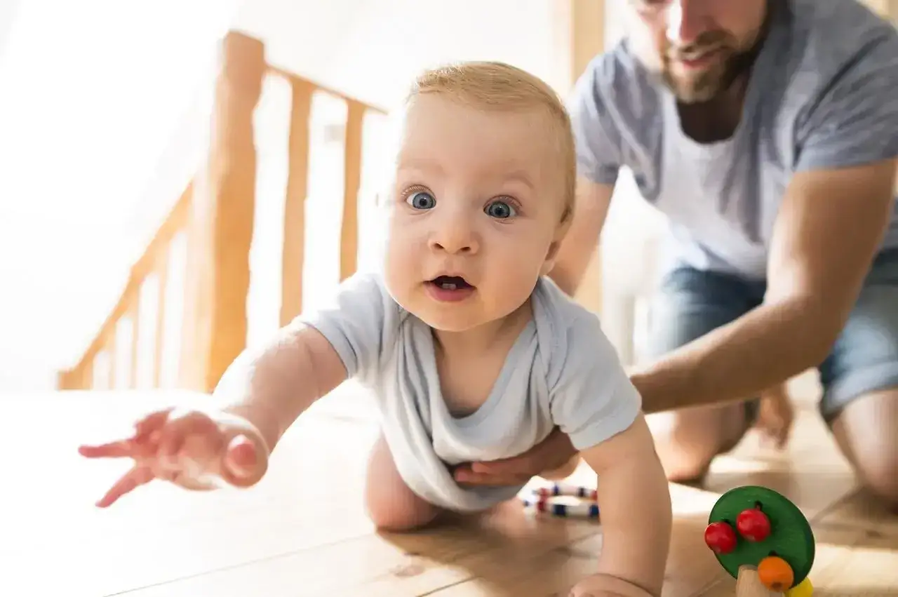 Kiedy dziecko raczkuje? Przewodnik dla rodziców: wiek, wsparcie, sygnały