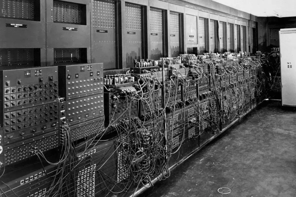 ENIAC, pierwszy komputer, to labirynt kabli i przełączników.