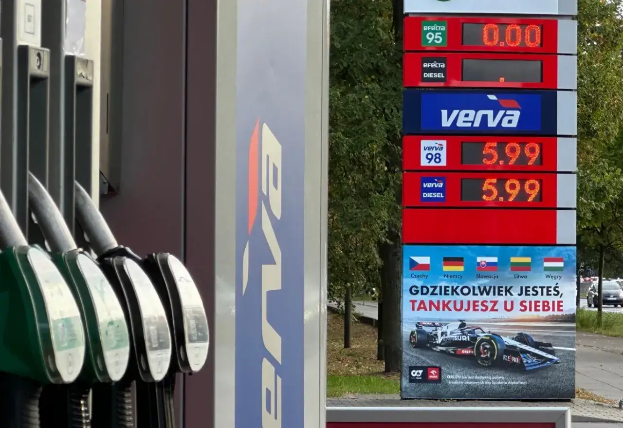 Ceny paliw w Polsce na dystrybutorach Orlen. Wykres 10 lat nie jest widoczny, ale ceny 5.99 za litr diesla i benzyny są aktualne.