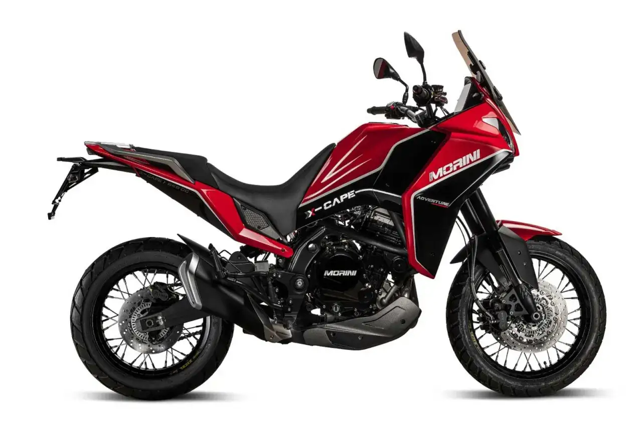 Czerwony motocykl Morini X-Cape 650, gotowy na przygody.