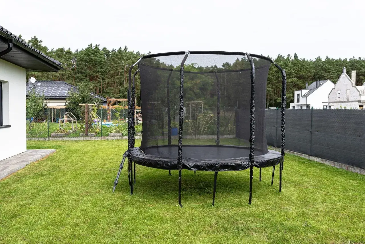 Trampolina ogrodowa: Jak wybrać bezpieczną i idealną dla rodziny?