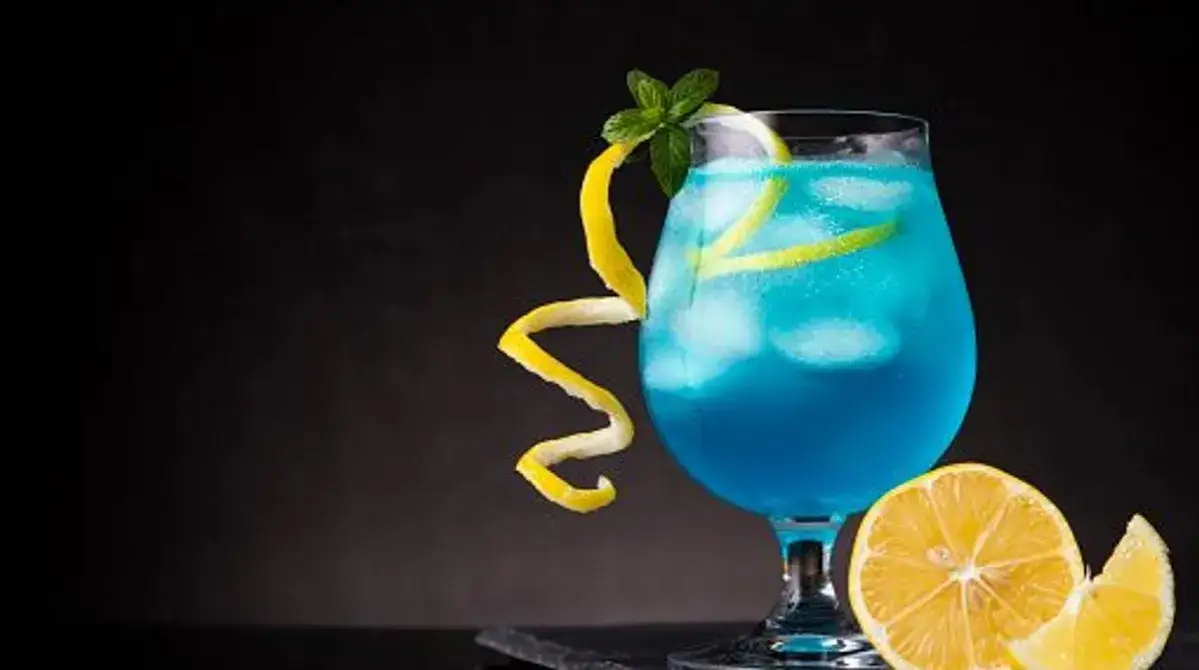 Blue Lagoon: Przepis na idealny drink i sekrety barmanów