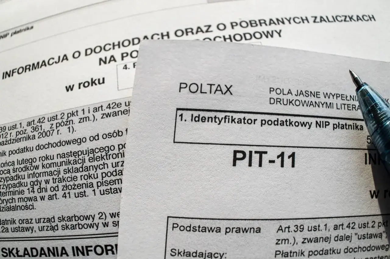 Formularz PIT-11, kluczowy do zrozumienia, jak wypełnić PIT-11 dla pracownika. Widoczny długopis sugeruje bieżące wypełnianie.