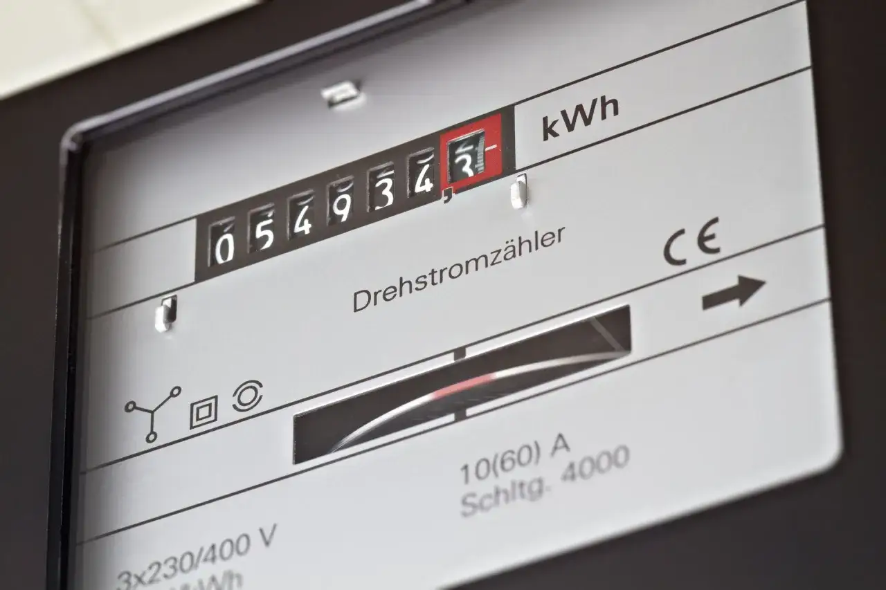 Zbliżenie licznika energii elektrycznej z widocznymi cyframi i oznaczeniem kWh.