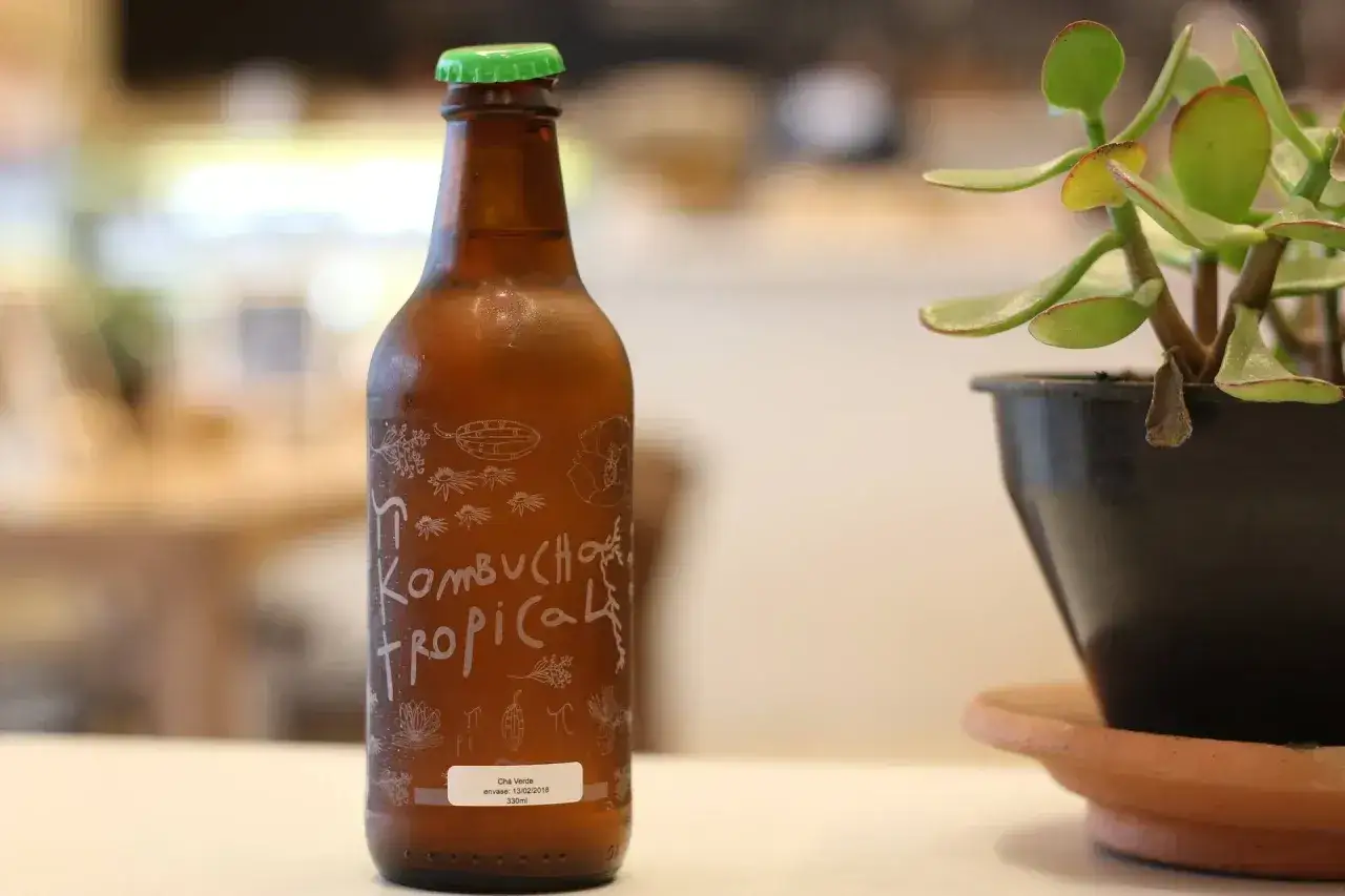 Jak smakuje kombucha? Odkryj jej zaskakujące smaki i aromaty