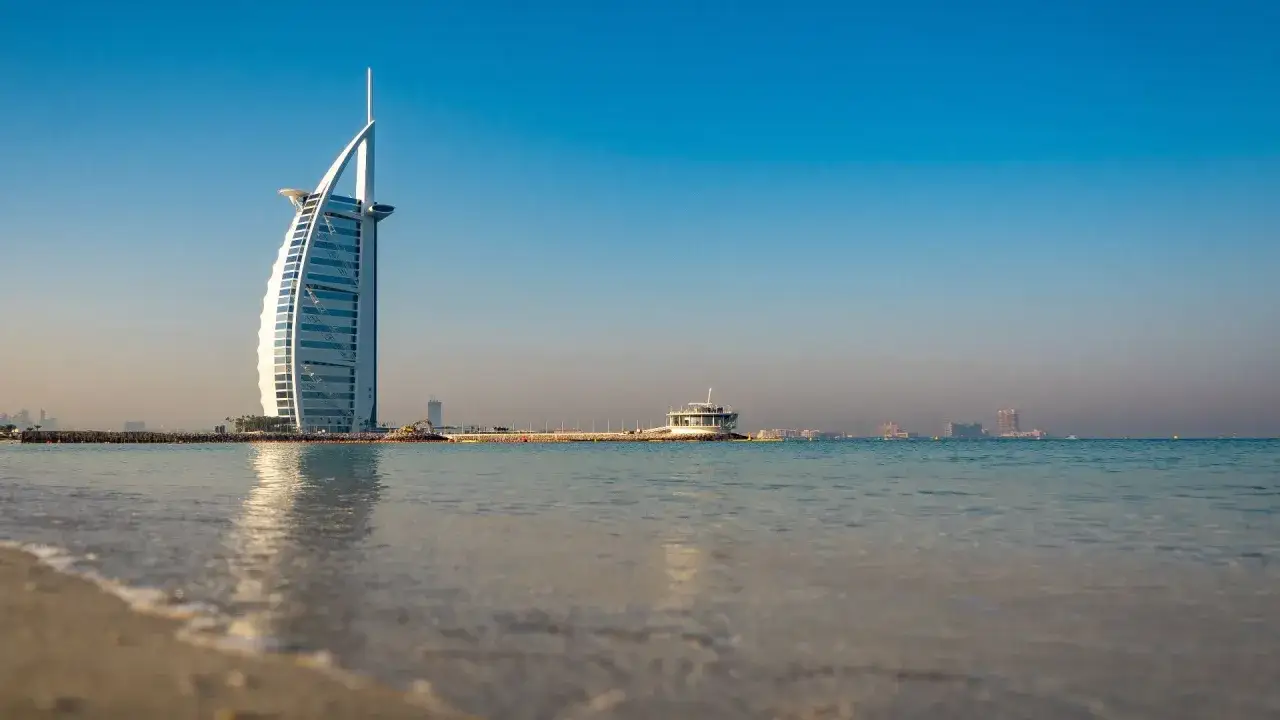 Widok na Zatokę Perską i hotel Burdż al-Arab. To dowód, że Dubaj ma dostęp do morza, oferując piękne plaże i wodne atrakcje.