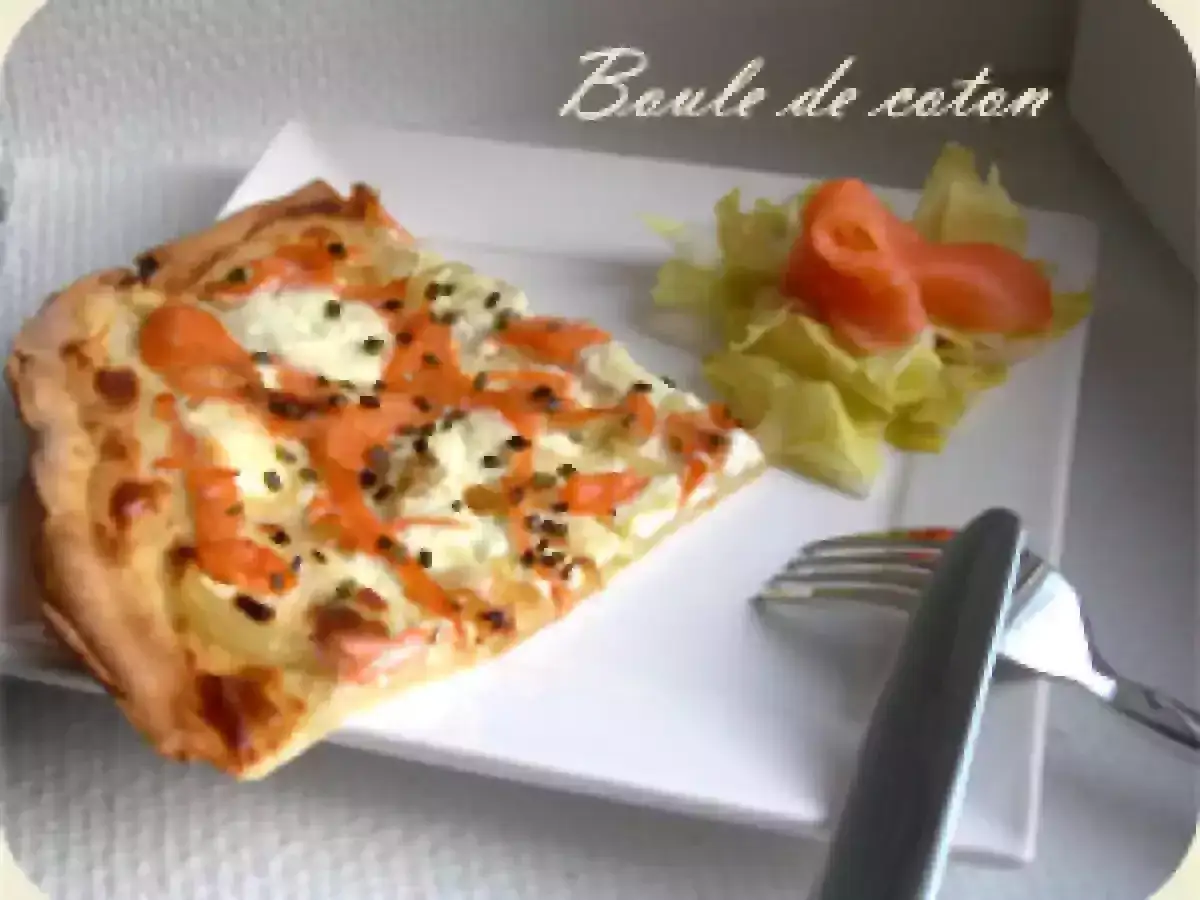 Une part de flamenkuch saumon, garnie de fromage frais et d'aneth, accompagnée d'une salade verte et de saumon fumé.