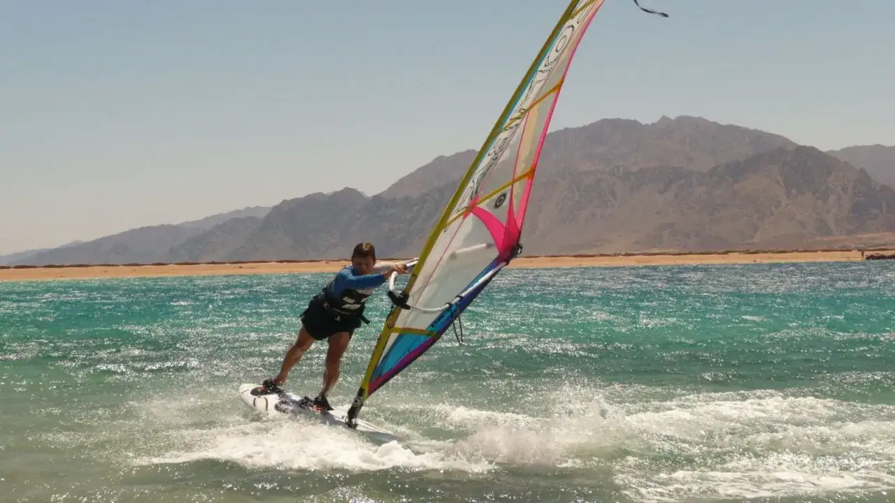 Listopadowy windsurfing: Gdzie wieje i grzeje? Ekspert radzi!