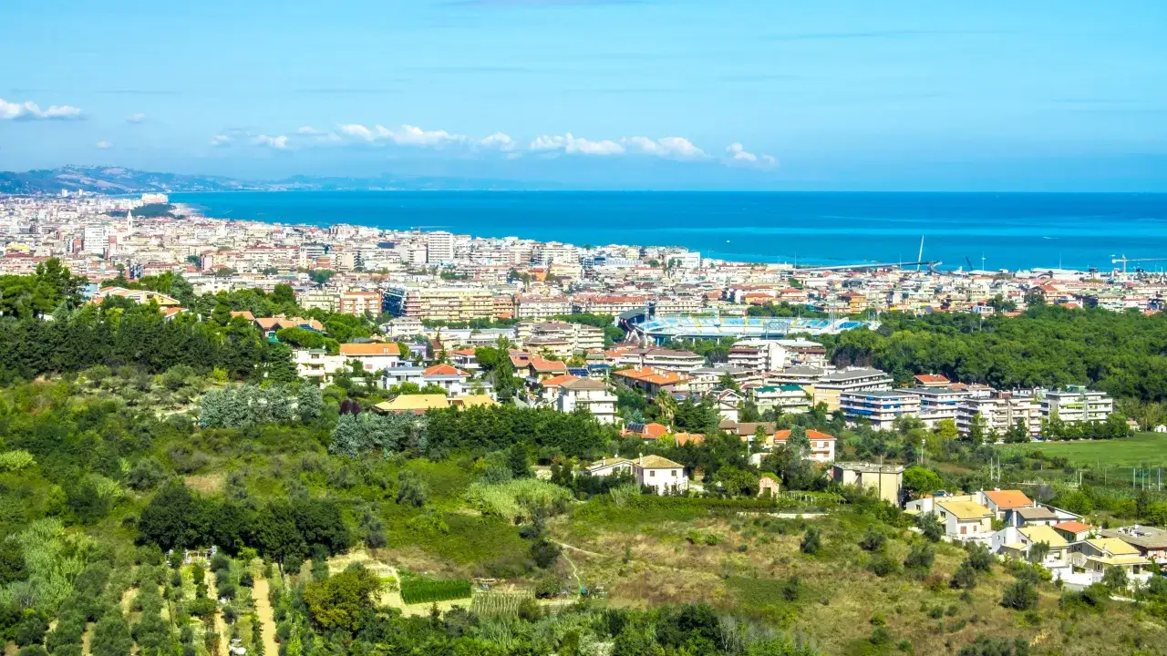 Widok na Pescara z zielonymi wzgórzami i morzem. Warto zobaczyć to miasto pełne słońca i pięknych krajobrazów.