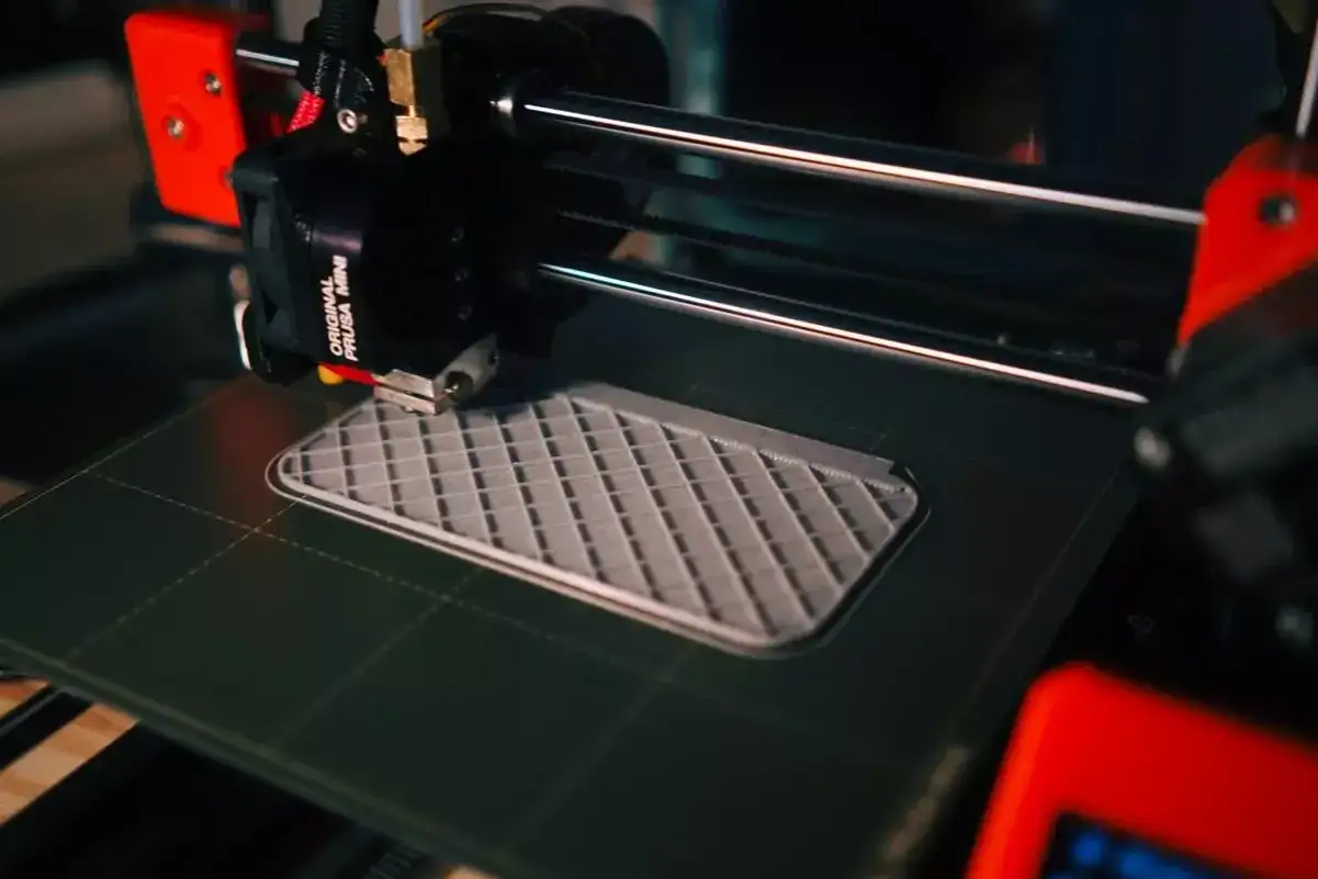 Ile kosztuje godzina druku 3D? Pełna wycena i ukryte koszty.