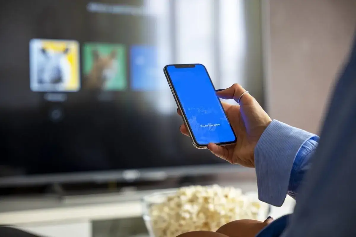 Jak oglądać filmy z telefonu na telewizorze bezprzewodowo i bez problemów