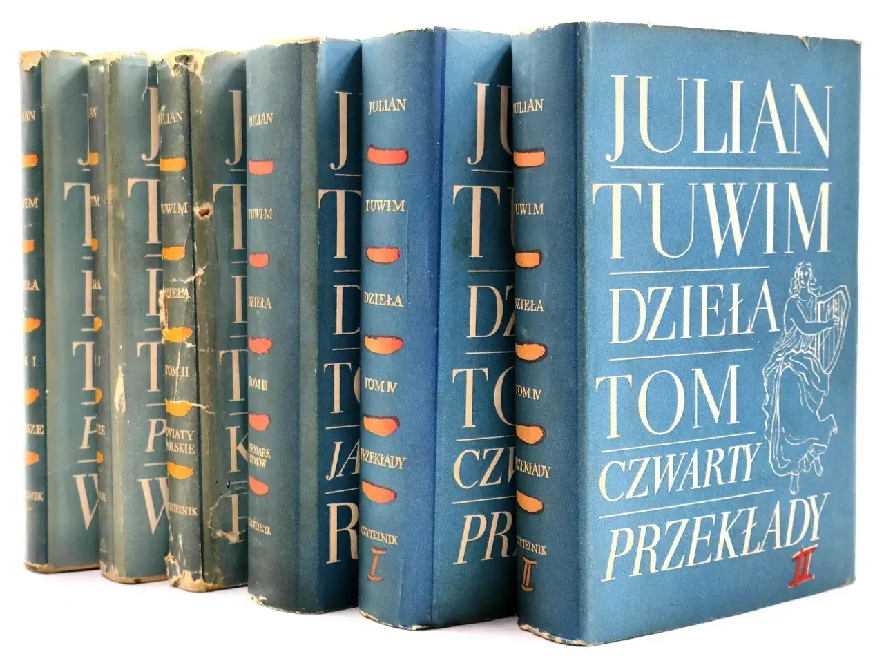 Kolekcja wszystkich wierszy Juliana Tuwima w niebieskich tomach. Widoczne tytuły: "Dzieła", "Tom IV", "Przekłady".