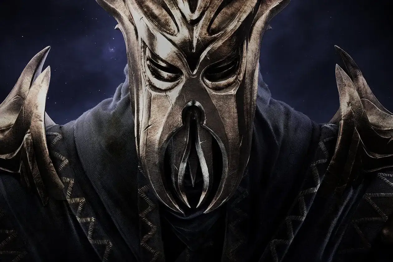Postać w złotej masce z gry Skyrim, symbol najlepszych modów do Skyrima.