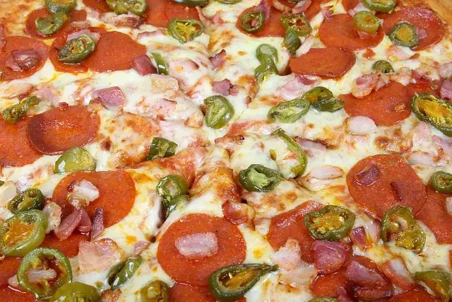 Ile gram ma pizza 32 cm? Odkryj, co wpływa na jej wagę