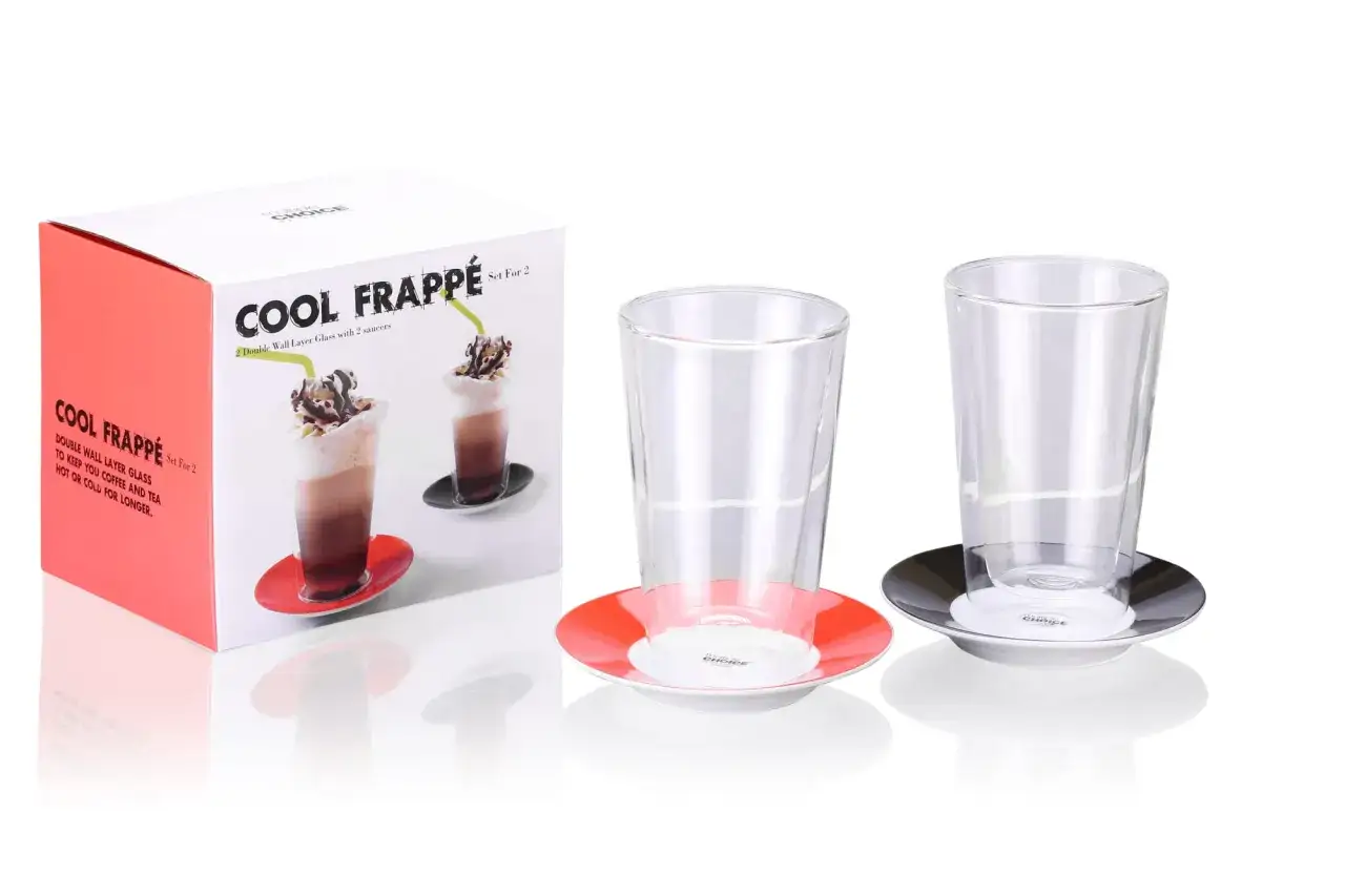 Dwa szklane kubki z podwójnymi ściankami i spodki, obok pudełka z napisem "Cool Frappé".