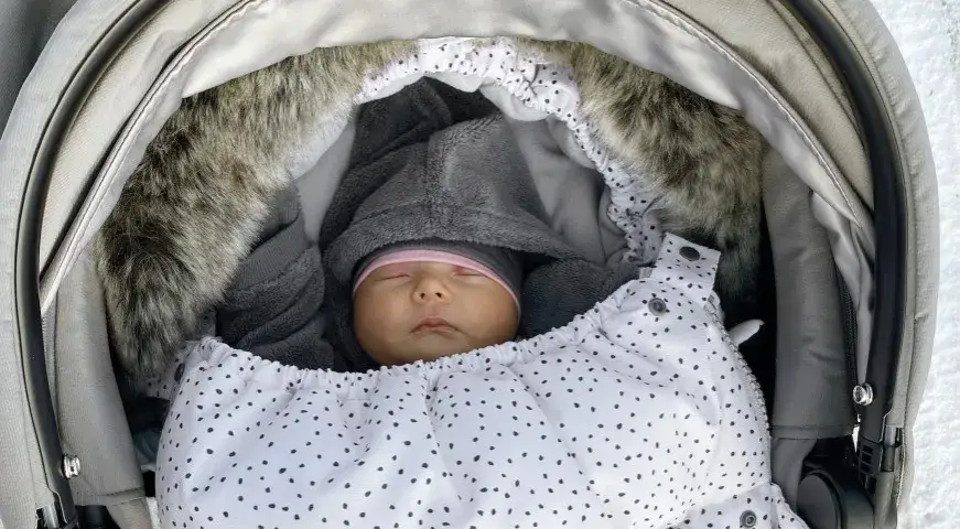 Jak ubrać noworodka? Poradnik: dom, spacer, sen, unikaj przegrzania