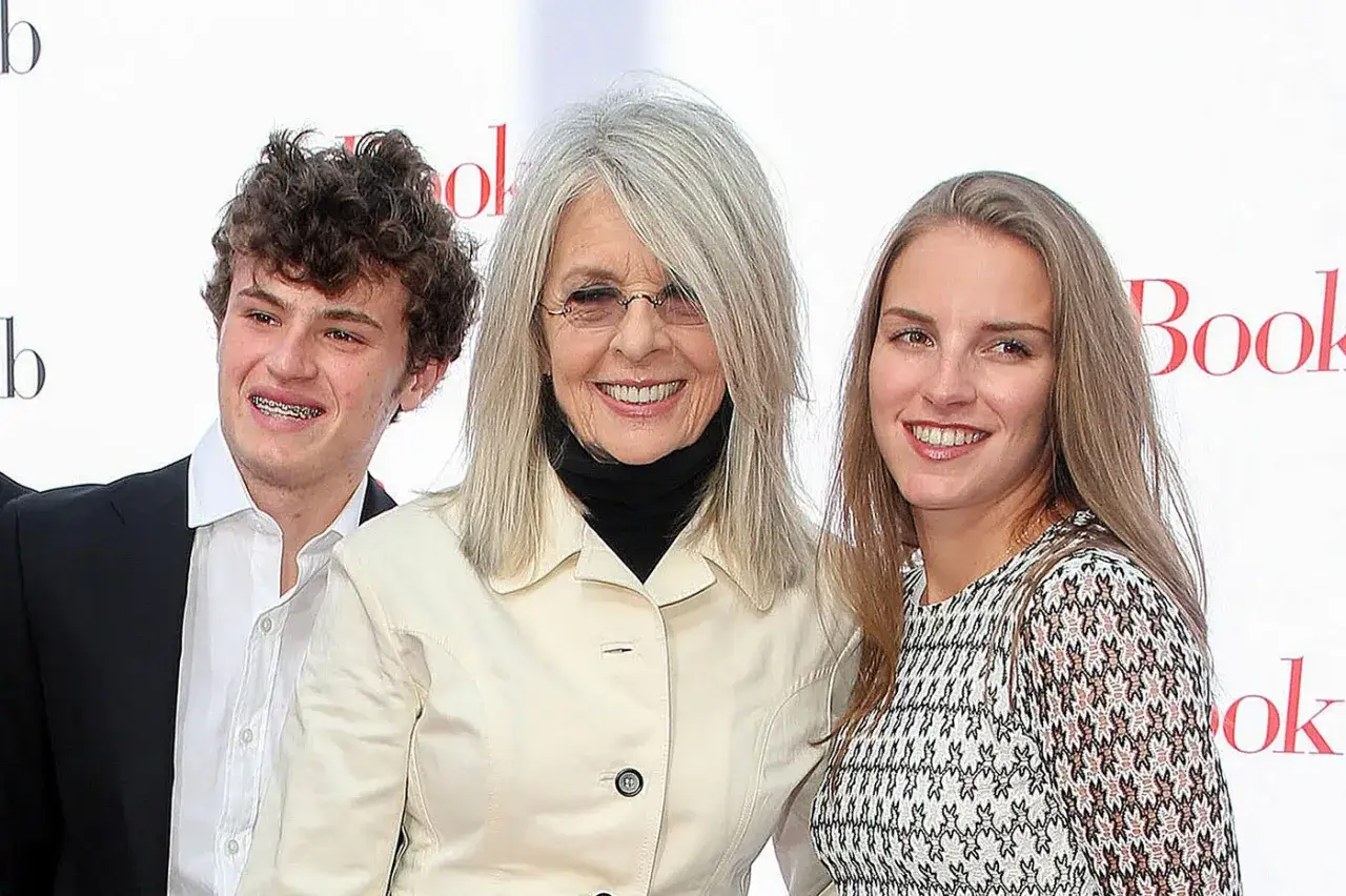 Diane Keaton z uśmiechniętymi dziećmi, synem i córką, pozuje do zdjęcia.
