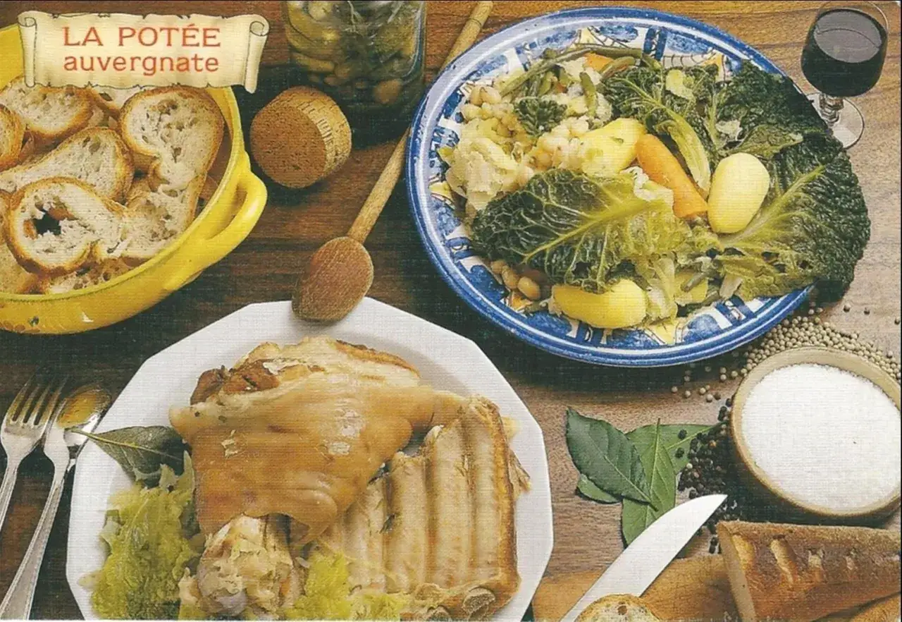 La potée auvergnate, un plat généreux, met en avant les spécialités du Massif Central : viande, légumes et pain.