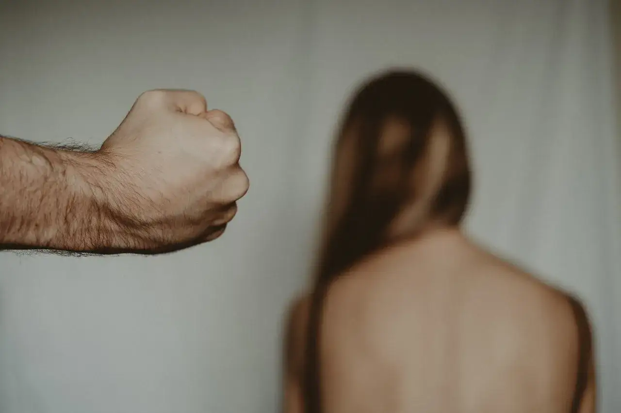 Mąż znęca się psychicznie? Jak się uwolnić i odzyskać życie.