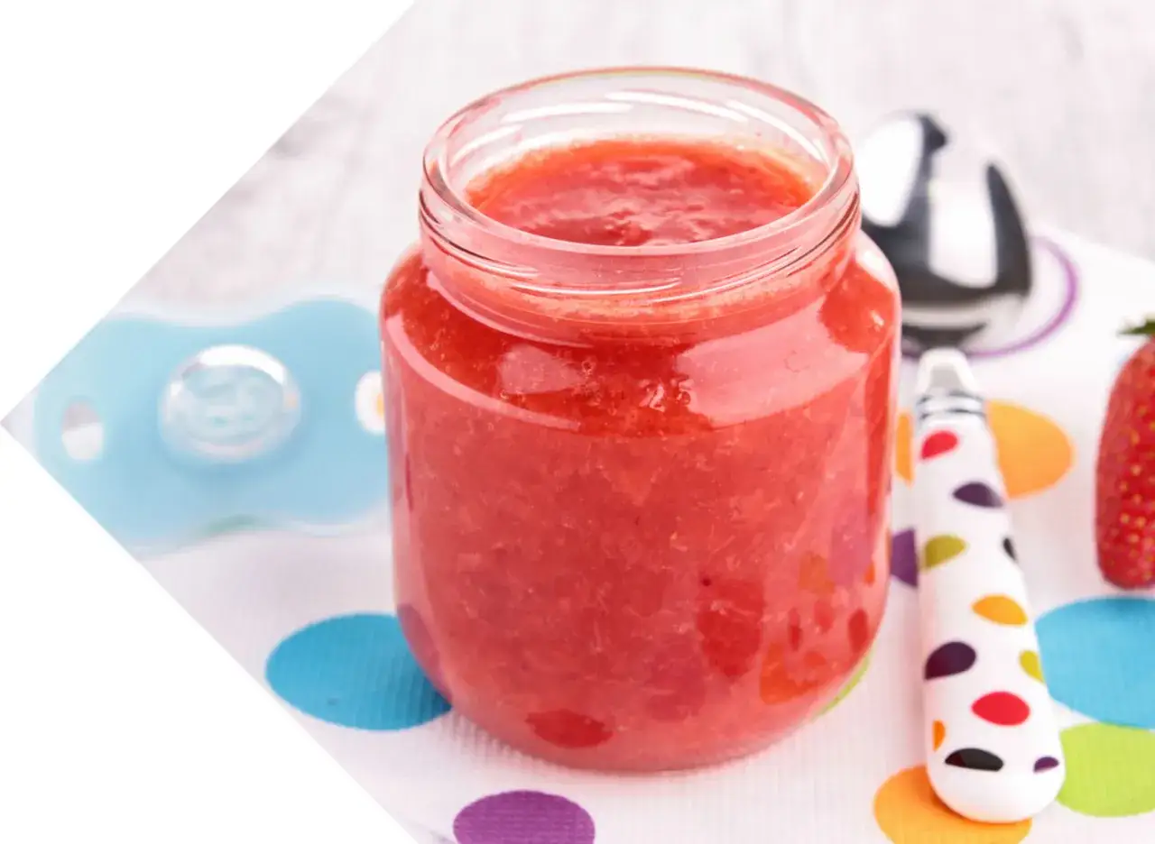 Purée de fraise maison, parfaite pour bébé. Une recette simple et délicieuse.