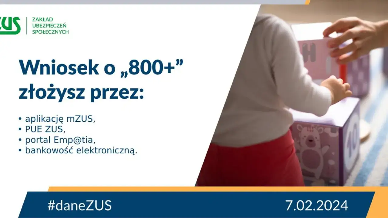 Dziecko i ręce dorosłego bawią się klockami z literami i cyframi.