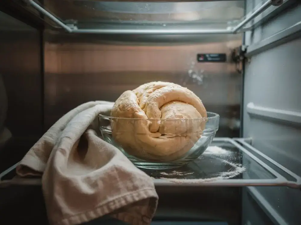 Jak przechowywać ciasto na pizzę w lodówce, aby nie straciło świeżości