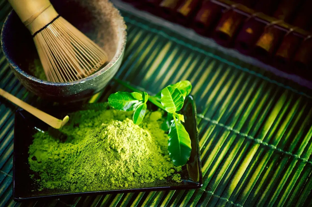 Matcha: Z czego jest zrobiona? Cała prawda o zielonym proszku