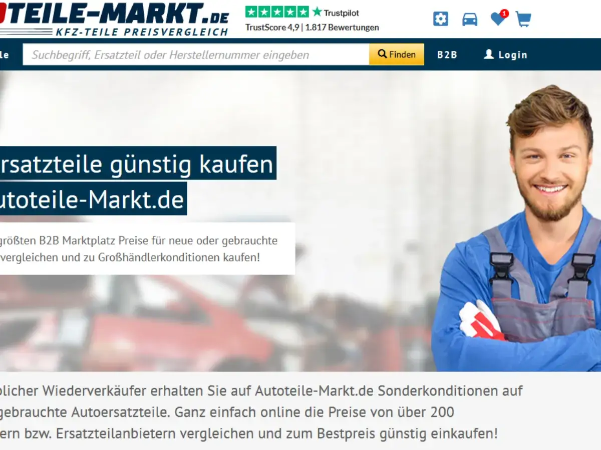 Lächelnder Mechaniker mit Werkzeug und Autoteile-Markt.de Logo.