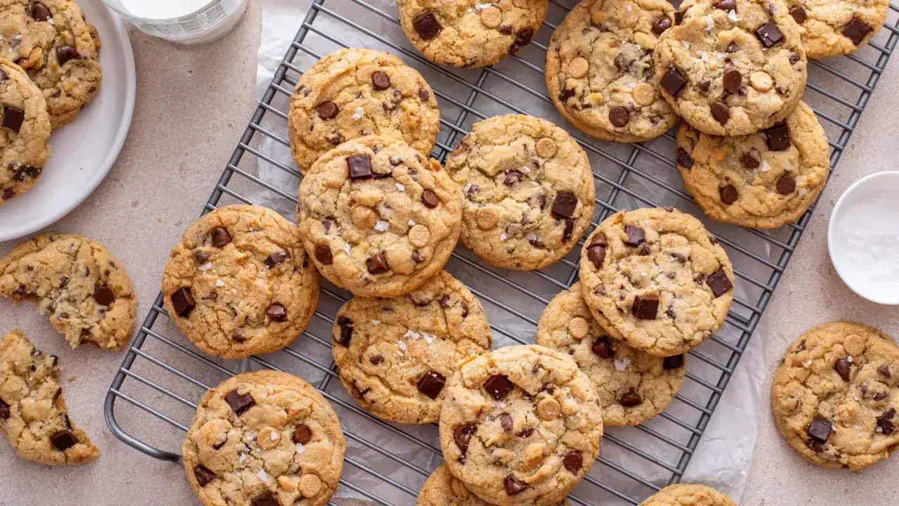 Délicieux cookies aux pépites de chocolat et au beurre de cacahuète, parfaits pour une recette cookies différent parfum.