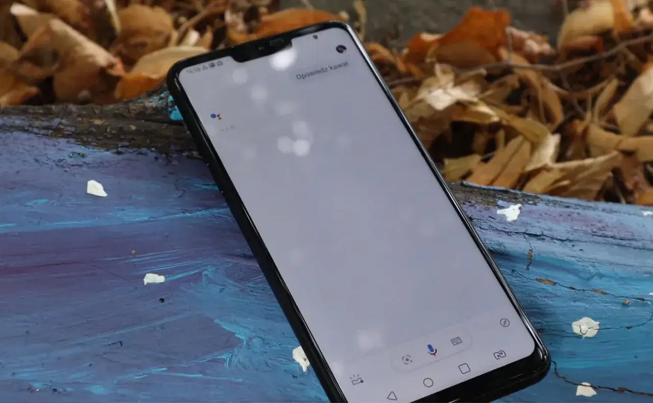 Smartfon z Asystentem Google, na ekranie widoczny napis "Opowiedz kawał".