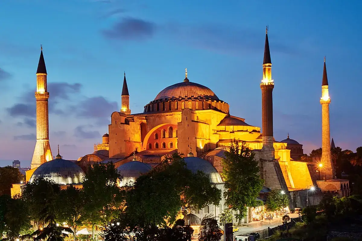 Hagia Sophia nocą, z minaretami oświetlonymi. Ciekawostki o tym zabytku budzą zachwyt.