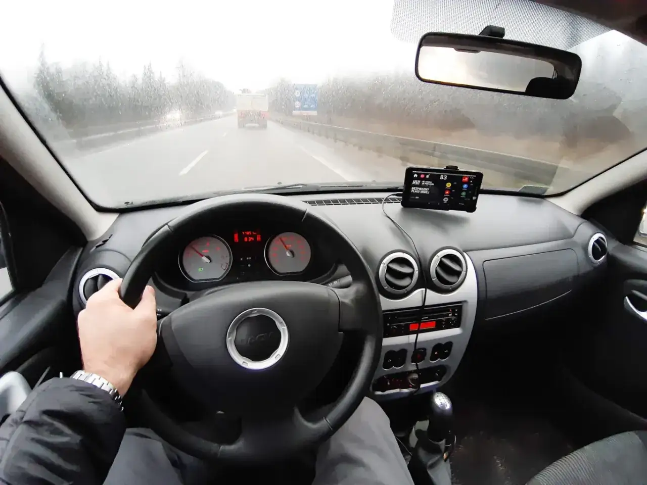 Hamowanie silnikiem: Oszczędzaj paliwo (0.0 l/100 km) i hamulce!