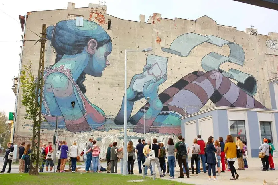 Atrakcje w Łodzi: Odkryj pofabryczne imperia, murale i filmowe sekrety