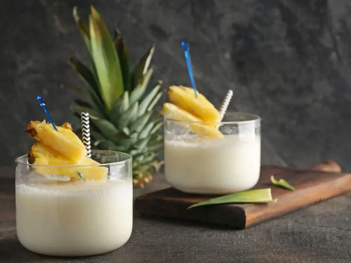 Orzeźwiający drink z ananasem, idealny na lato. Poznaj przepis na Malibu drink!