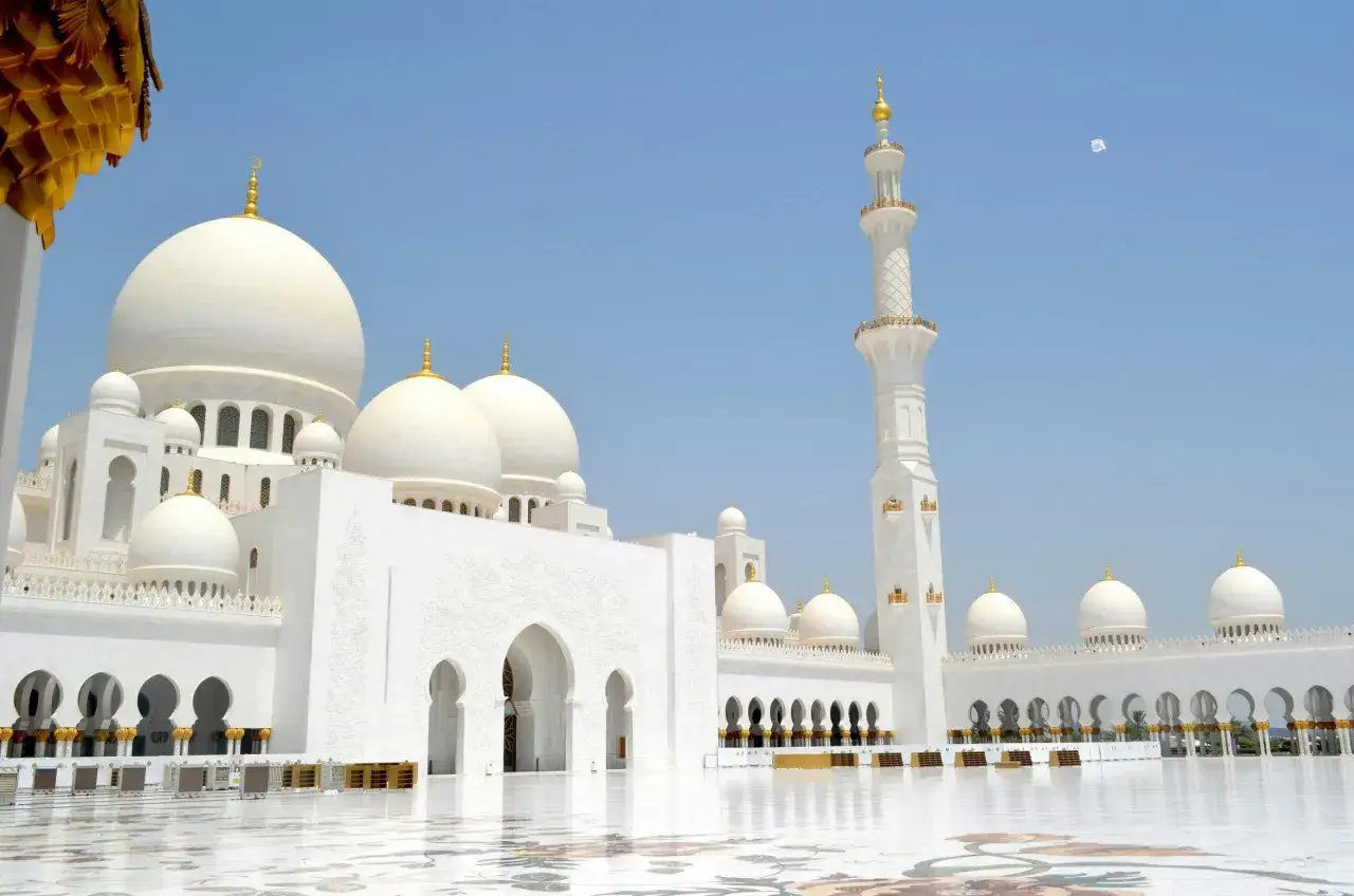 Z AUH do Dubaju: Jak wybrać transport? Ceny, czas, wygoda