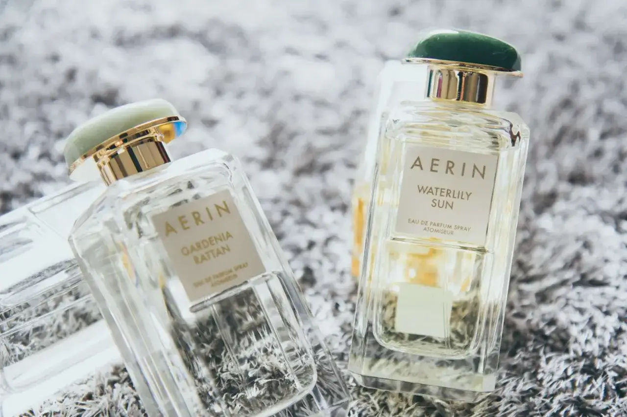 Dwa flakony perfum AERIN: Gardenia Rattan i Waterlily Sun. Czy perfum może być w bagażu podręcznym? Tak, jeśli jest w małej buteleczce.