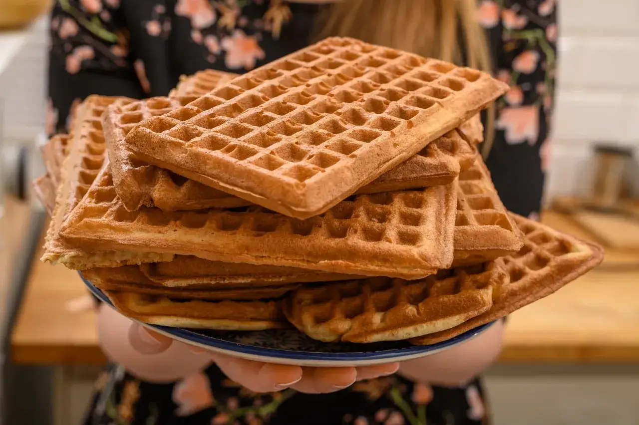 Pile de gaufres épaisses dorées, prêtes à être dégustées.