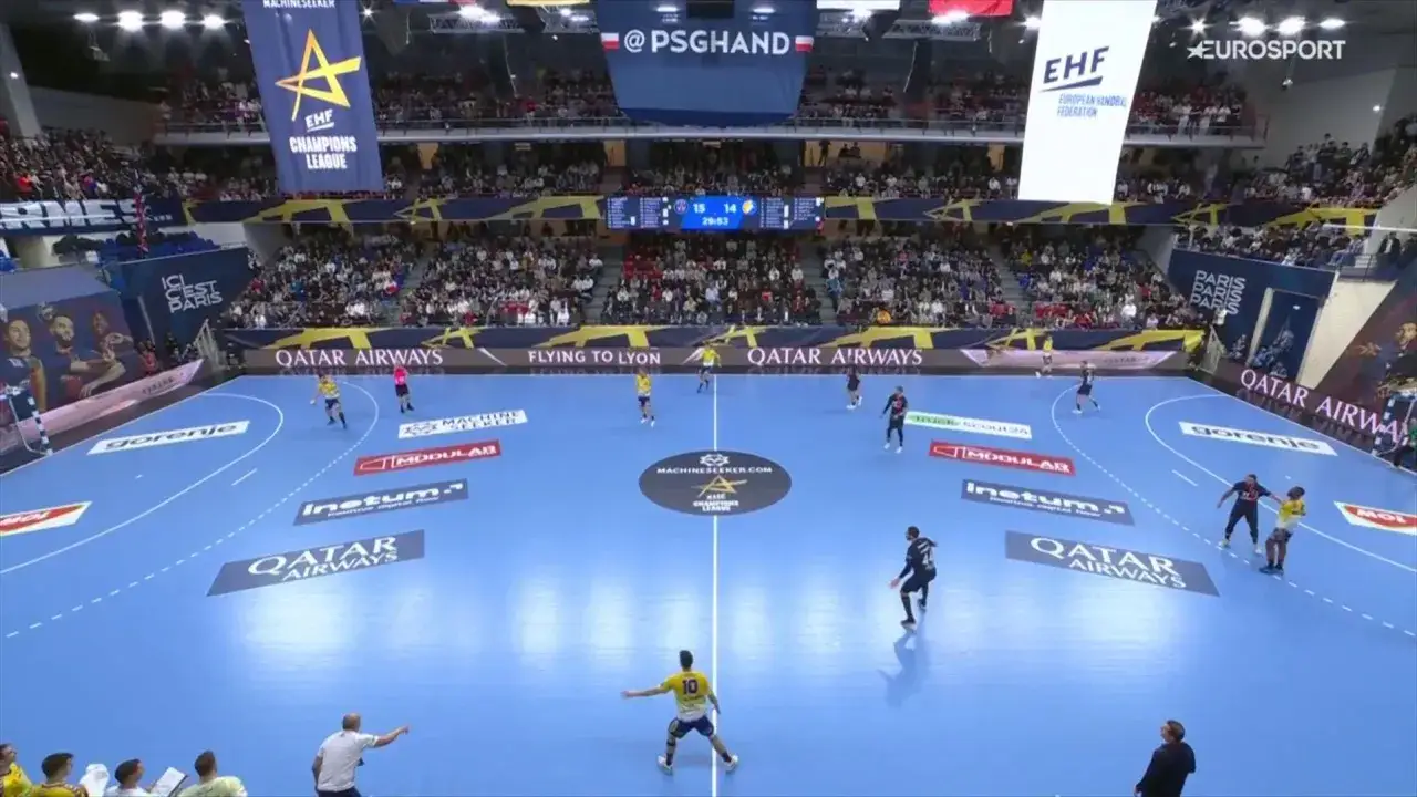 Mecz piłki ręcznej EHF Champions League, zawodnicy PSG walczą o zwycięstwo. Vive PSG!