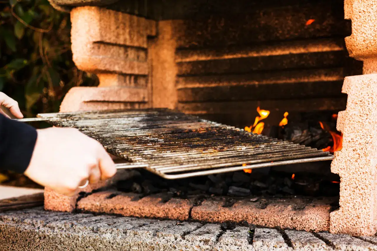 Jak zbudować grill ogrodowy? Trwały projekt, uniknij błędów!