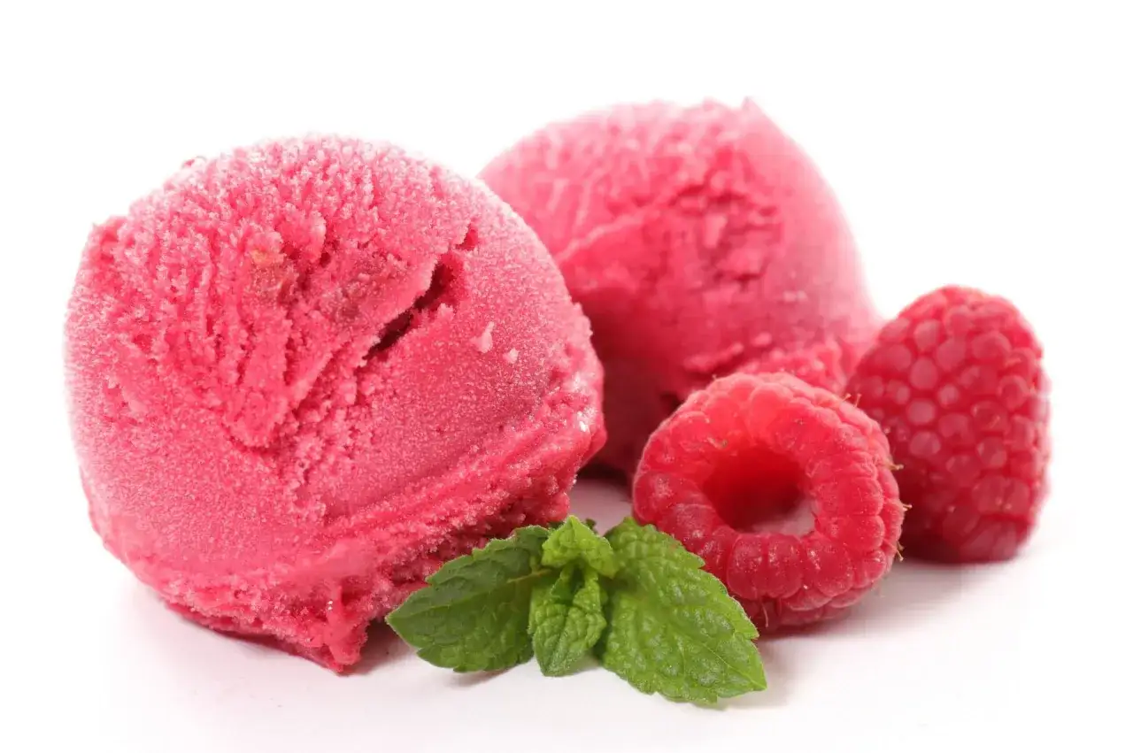 Trzy porcje malinowego sorbetu owocowego z malinami i miętą. Idealny wybór na upalne dni, czy wolisz sorbet owocowy czy lody mleczne?
