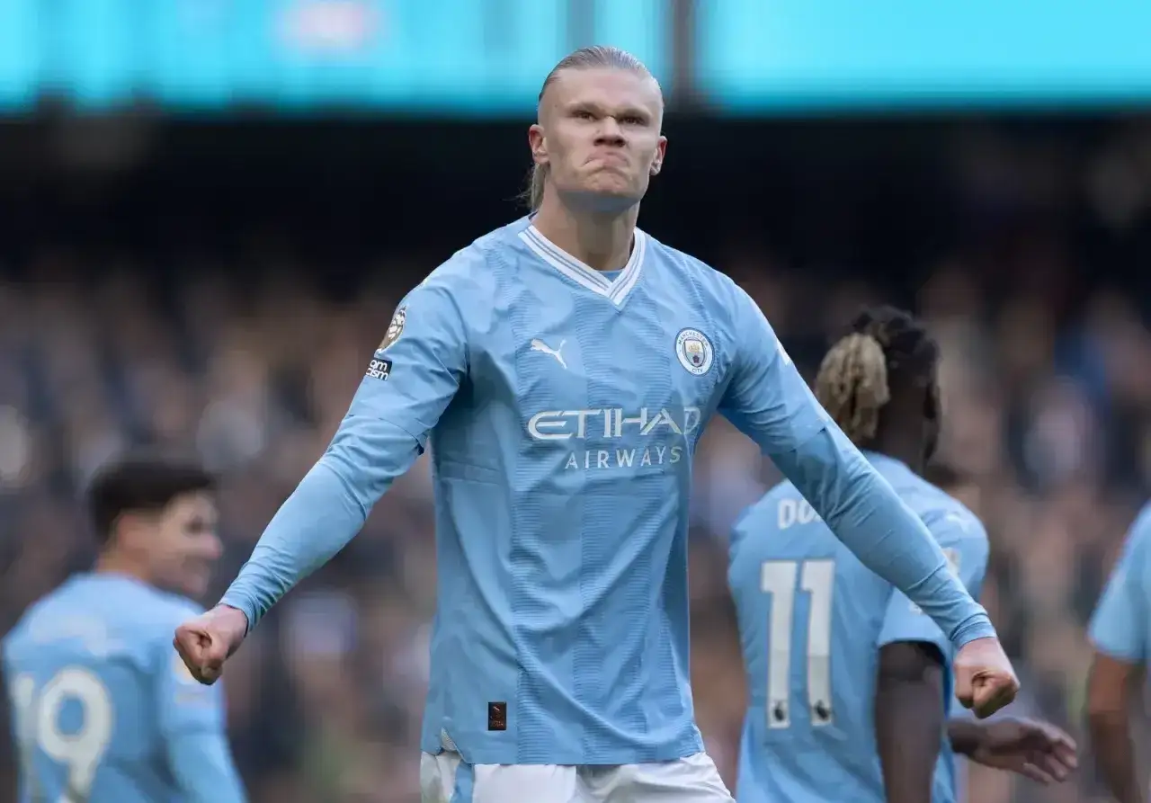 Erling Haaland, najdroższy piłkarz świata, świętuje gola w błękitnej koszulce Manchesteru City.