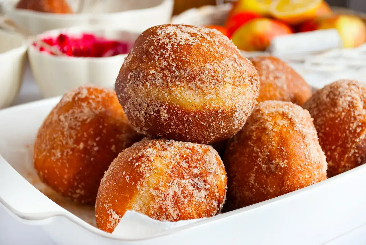 Puszyste pączki posypane cukrem z cynamonem, idealne na tłusty czwartek. Ten przepis na puszyste pączki to gwarancja sukcesu.