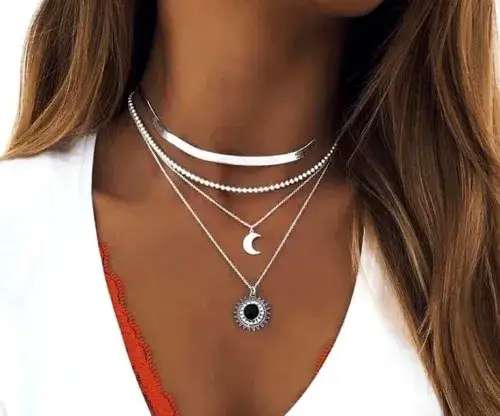 Obroża na szyi – co oznacza i jak wybrać idealny choker?