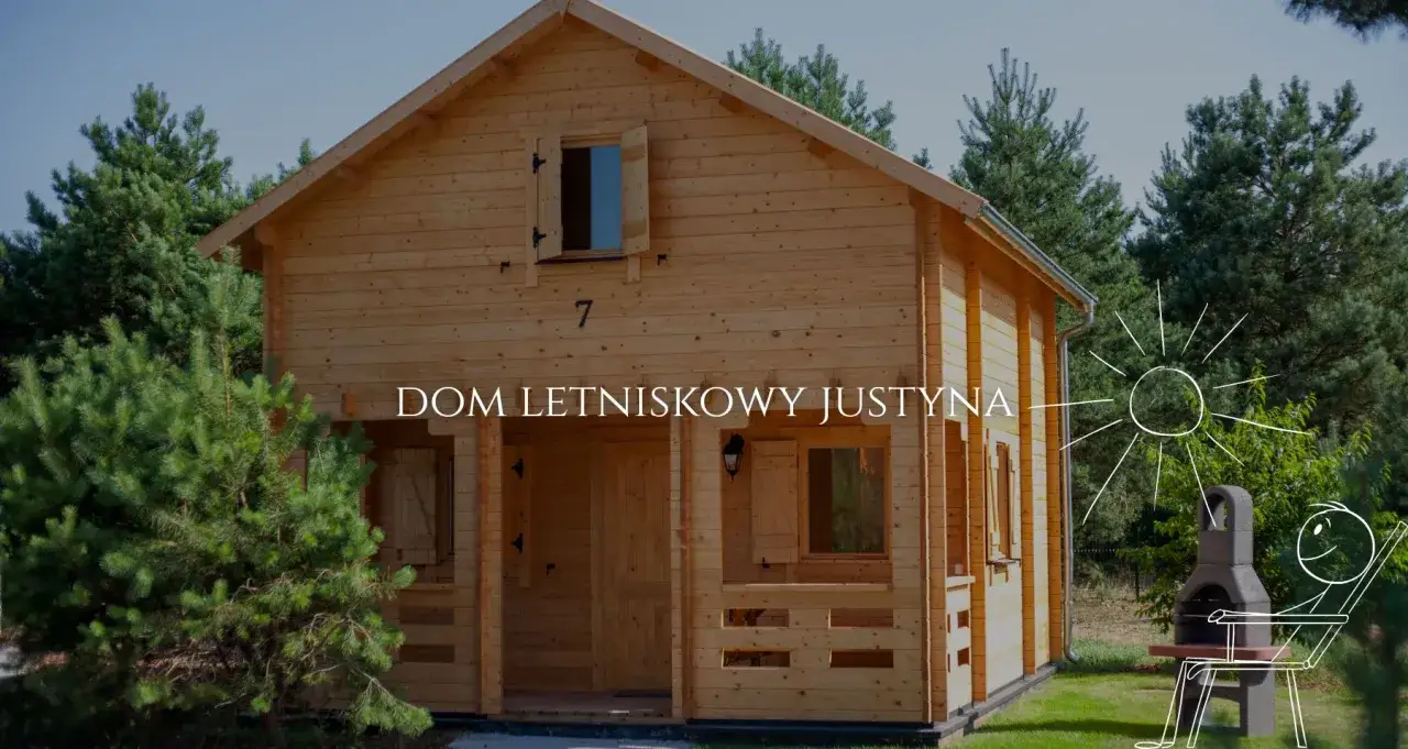 Uroczy dom letniskowy z drewna, otoczony zielenią. Idealne miejsce na wypoczynek.