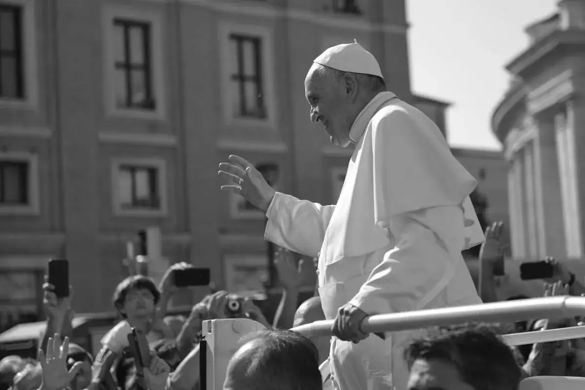 Papież Franciszek pozdrawia tłum. Kto może zostać papieżem? Tylko kardynałowie.